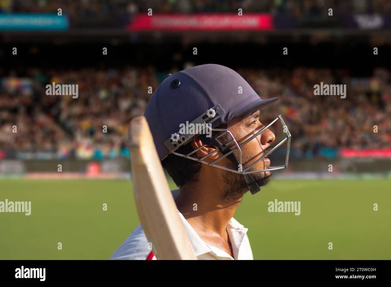 Battitore che guarda in alto mentre aspetta il lanciatore durante una partita di cricket Foto Stock