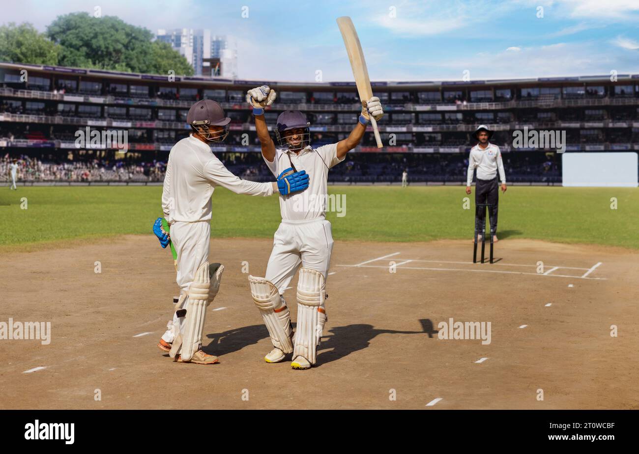 Il battitore saluta al padiglione/folla per riconoscere gli applausi, durante una partita di cricket Foto Stock