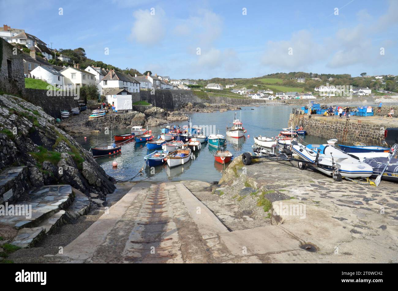 Il porto presso il villaggio costiero della Cornovaglia di Coverack Foto Stock