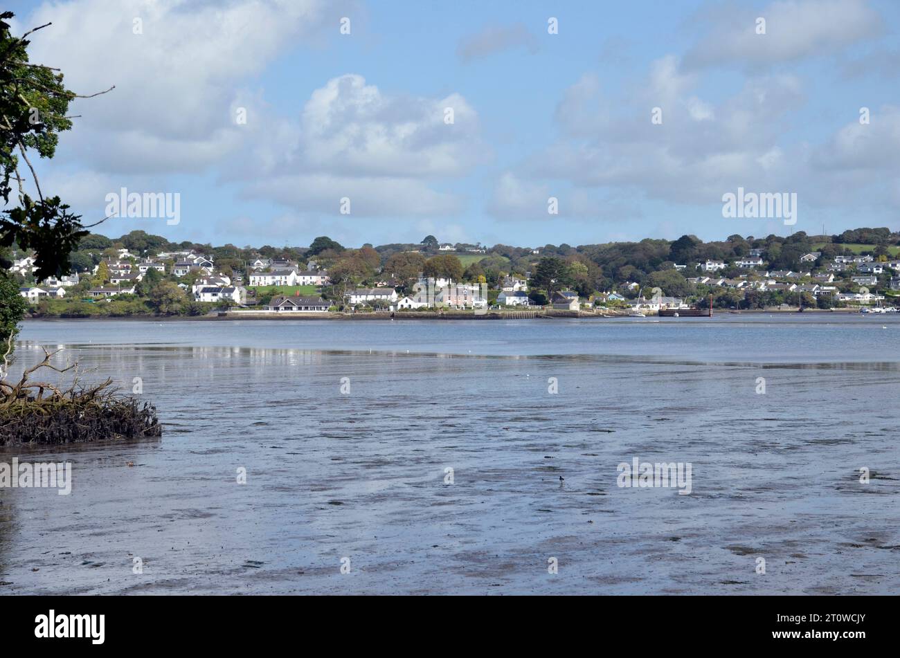 La vista dal Pandora Inn al Restronguet Creek in Cornovaglia. Parti del pub risalgono al XIII secolo ed è di proprietà della St Austell Brewery Foto Stock