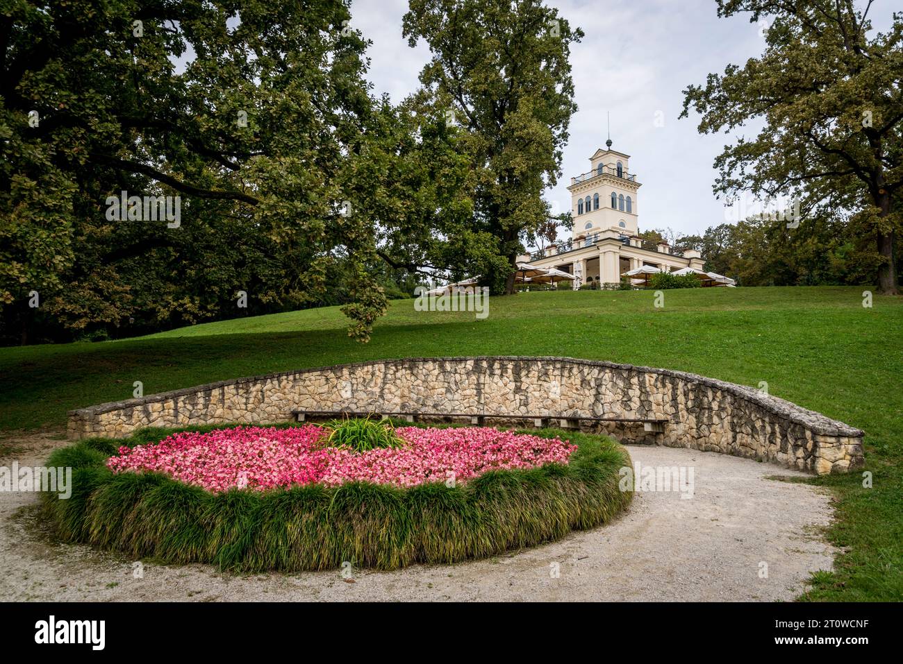 Posto a sedere semicircolare in pietra accanto all'esposizione dei fiori, Maksimir Park, il più antico parco pubblico, risalente all'inizio del XIX secolo, Zagabria, Croazia Foto Stock