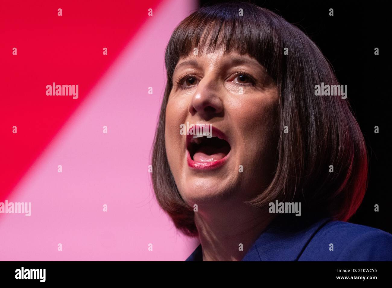 Rachel Reeves, (Cancelliere ombra dello Scacchiere) che tiene il suo discorso il 2 ° giorno della Conferenza del lavoro 2023.Liverpool UK. Crediti: GaryRobertsphotography/Alamy Live News Foto Stock