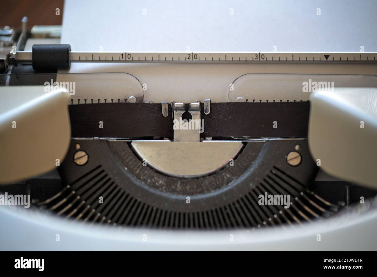 Parte di una macchina da scrivere vintage con un foglio di carta e uno spazio per la copia, può essere utilizzata come simbolo di contatto e posta o per un blog di scrittura, focus selezionato, molto n Foto Stock