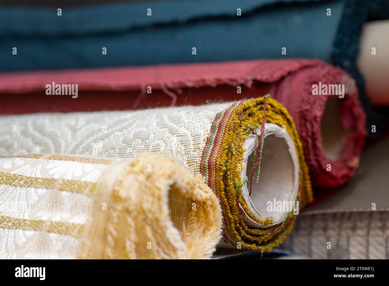 Rotoli con tessuto decorativo per tende e materiale da tappezzeria per mobili per scegliere lo stile per il design degli interni, spazio di copia, messa a fuoco selezionata, n Foto Stock