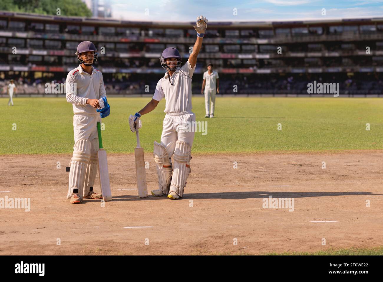 Battitore che salta al Pavillion dal campo, durante una partita di cricket Foto Stock