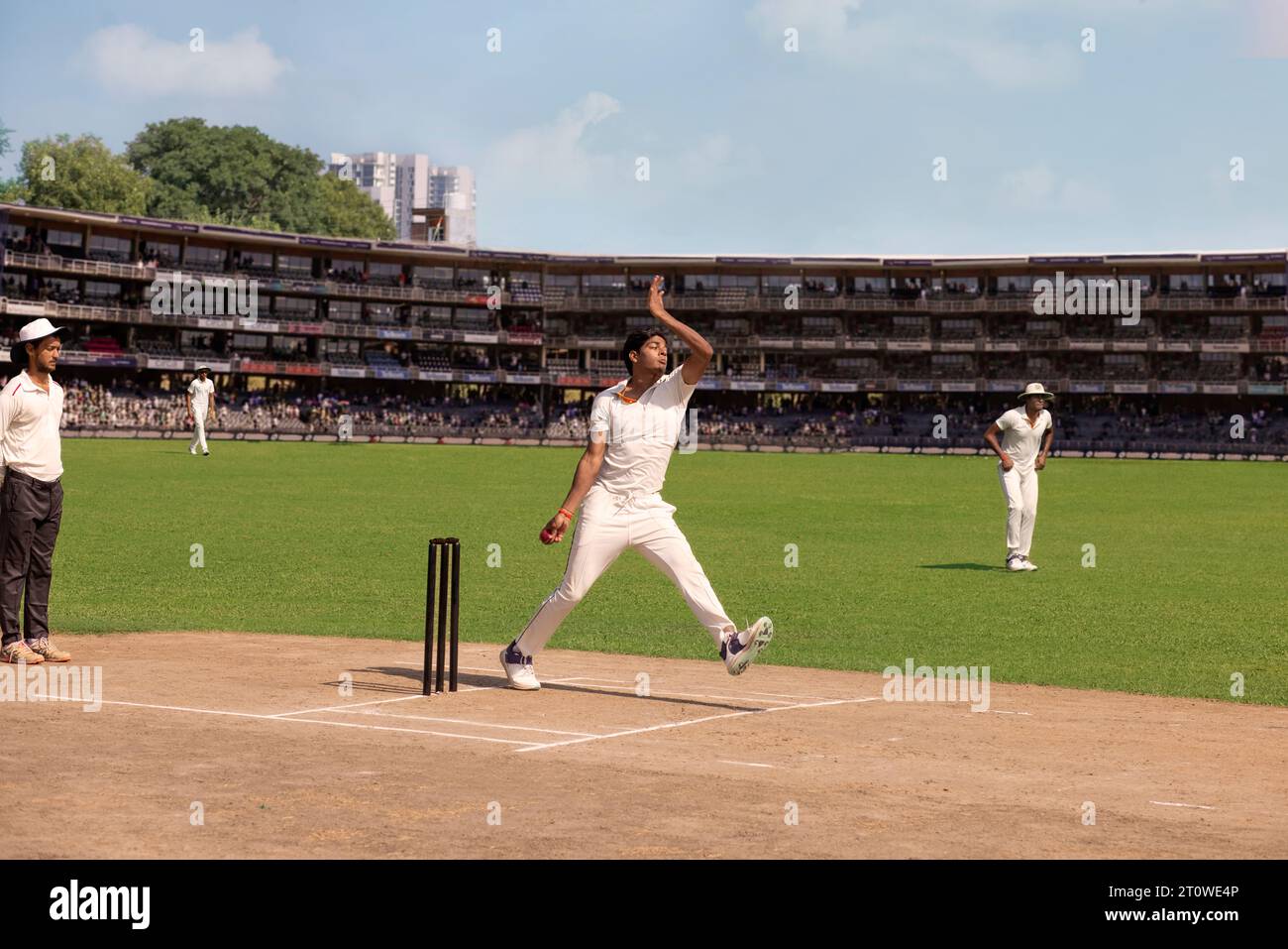Fast Bowler sta per lanciare una palla dalla piega, durante una partita di cricket Foto Stock
