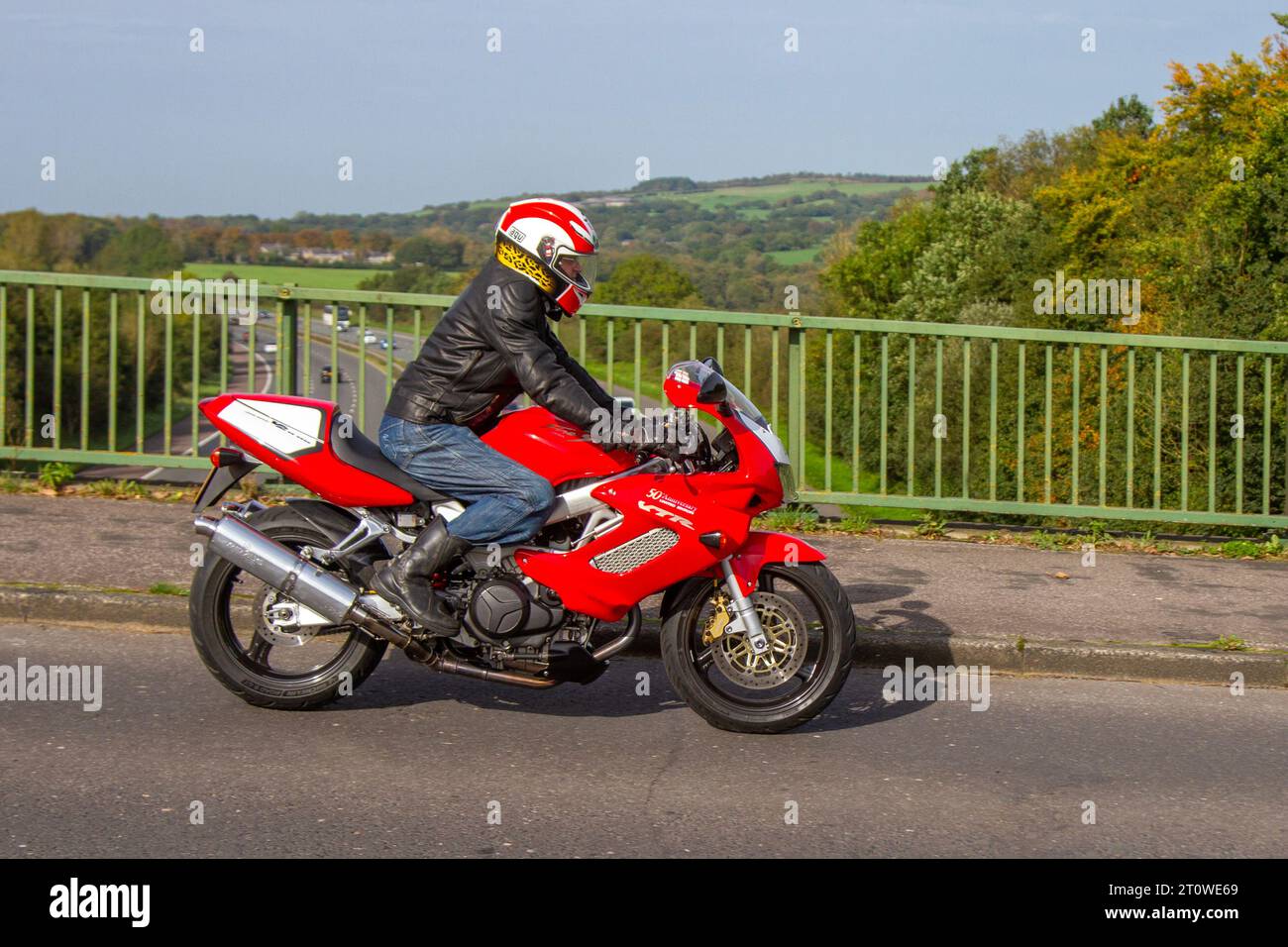 Moto Suzuki GSX 1300 R 50th Anniversary Edition anni '1998 90; attraversamento del ponte autostradale a Greater Manchester, Regno Unito Foto Stock