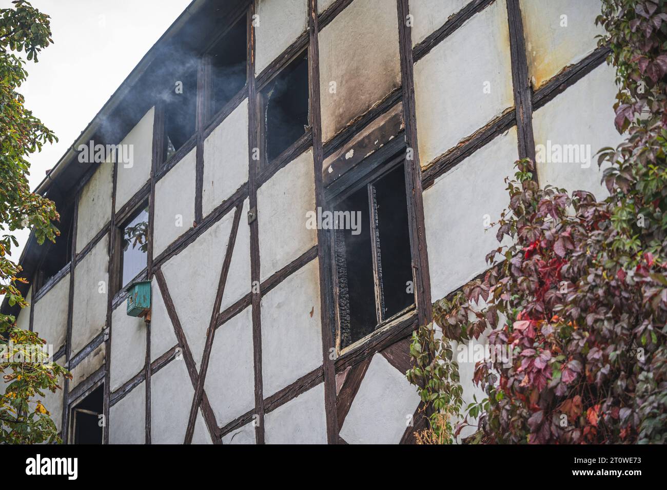 Feuer in Fachwerkhaus Rauch strömt aus den Fenstern eines alten Fachwerkhauses, die Fensterrahmen sind verkohlt. Symbolbild für Brandgefahr, Bauordnung, Brand 07.10.2023 Letzendorf 43 Endschütz, Jährig, Letzendo Deutschland *** fuoco in casa a graticcio fumo che fuoriesce dalle finestre di una vecchia casa a graticcio, le cornici delle finestre sono simbolo carbonizzato immagine del pericolo di incendio, codice edificio, fuoco 07 10 2023 Letzendorf 43 Endschütz, Jährig,,, Letzendo Germany Credit: Imago/Alamy Live News Foto Stock