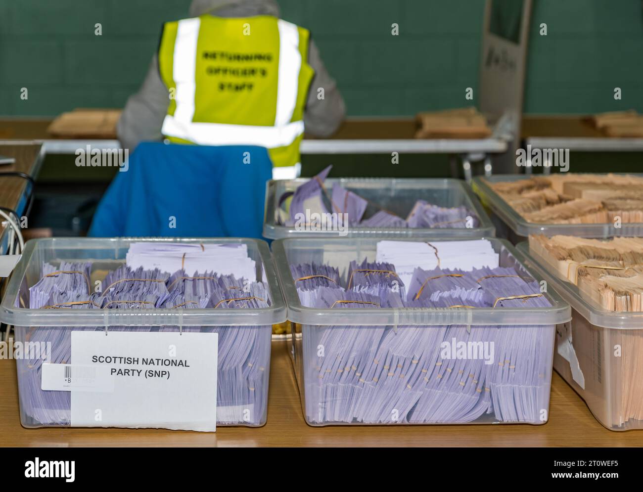 Le schede sono conteggiate il giorno delle elezioni per il Partito Nazionale scozzese (SNP), le elezioni del parlamento scozzese del 2021, East Lothian, Scozia, Regno Unito Foto Stock
