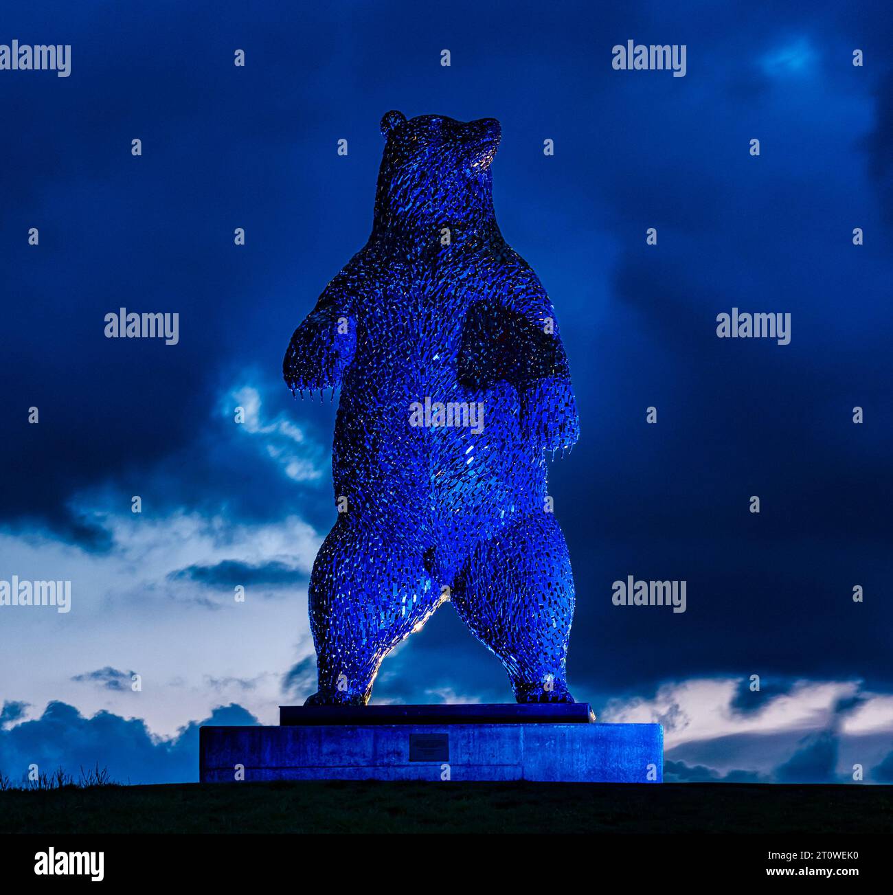 Scultura di orsi giganti in acciaio, Dunbear di Andy Scott illuminata di notte con un cielo scuro, Dunbar, East Lothian, Scozia, Regno Unito Foto Stock