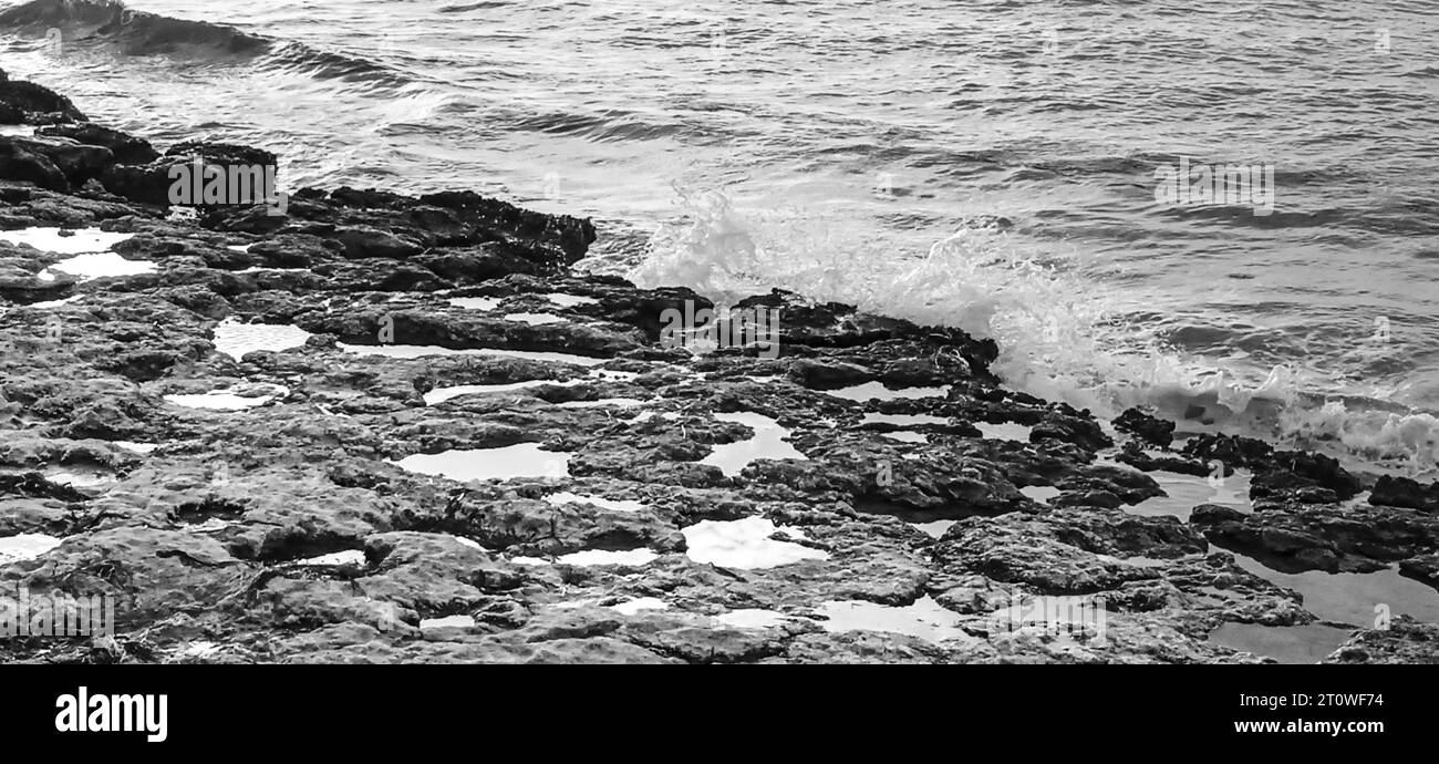 Riflessioni sulle pozzanghere sulla riva della spiaggia in Spagna Foto Stock