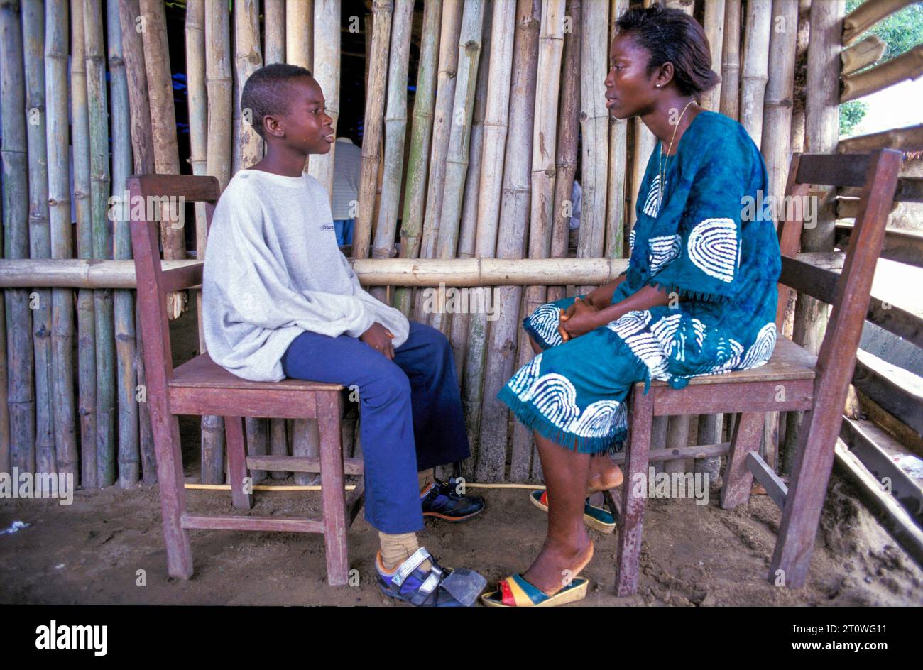 Liberia, confine con la Sierra Leone; l'ex soldato bambino traumatizzato durante la guerra civile riceve un aiuto psicologico. Foto Stock
