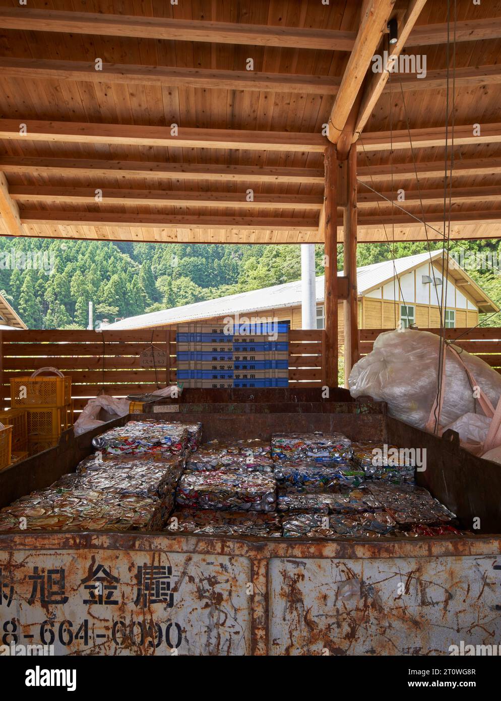Centro di riciclaggio dei rifiuti con lattine di latta frantumate. Kamikatsu Zero Waste Centre e Y hotel, Kamikatsu, Giappone. Architetto: Hiroshi Nakamura , 2020. Foto Stock