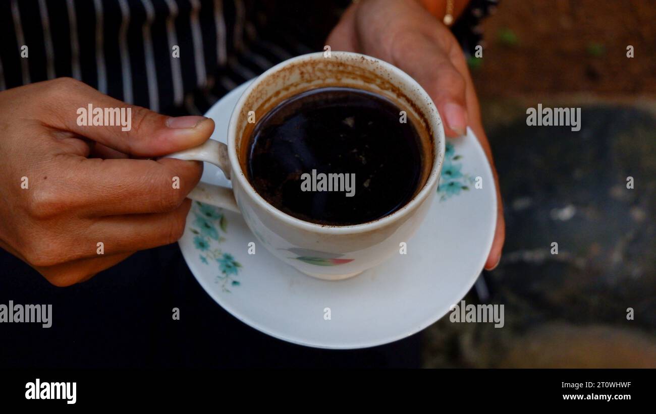 Una tazza di caffè nero in una tazza di ceramica bianca avorio Foto Stock