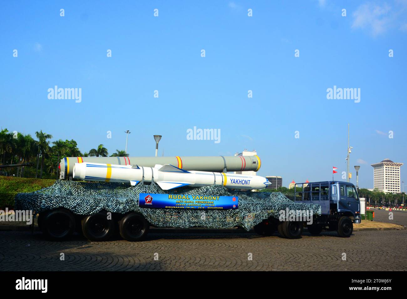 Parata di veicoli da combattimento dell'esercito indonesiano a Giacarta. Foto Stock