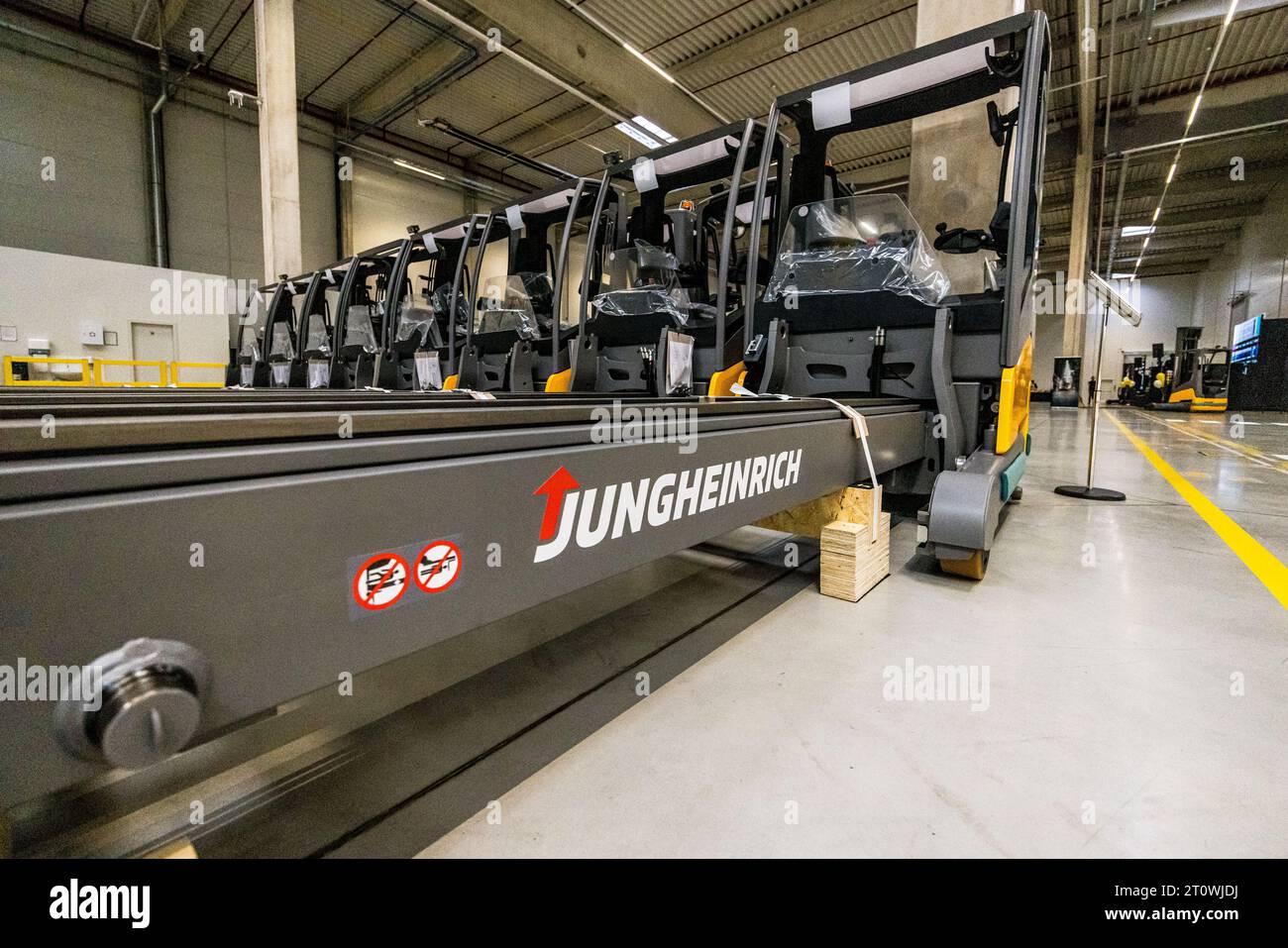 Vrskman, Repubblica Ceca. 9 ottobre 2023. Apertura del nuovo stabilimento di produzione del concessionario di carrelli elevatori Jungheinrich a Vrskman, regione Chomutov, Repubblica Ceca, 9 ottobre 2023. L'azienda Jungheinrich, fondata nel 1953, offre attrezzature per la movimentazione dei materiali, sistemi logistici e servizi. Il gruppo con sede ad Amburgo è rappresentato attraverso i propri uffici di vendita diretta in 41 paesi. L'azienda impiega quasi 20.000 persone in tutto il mondo. Credito: Vojtech Hajek/CTK Photo/Alamy Live News Foto Stock