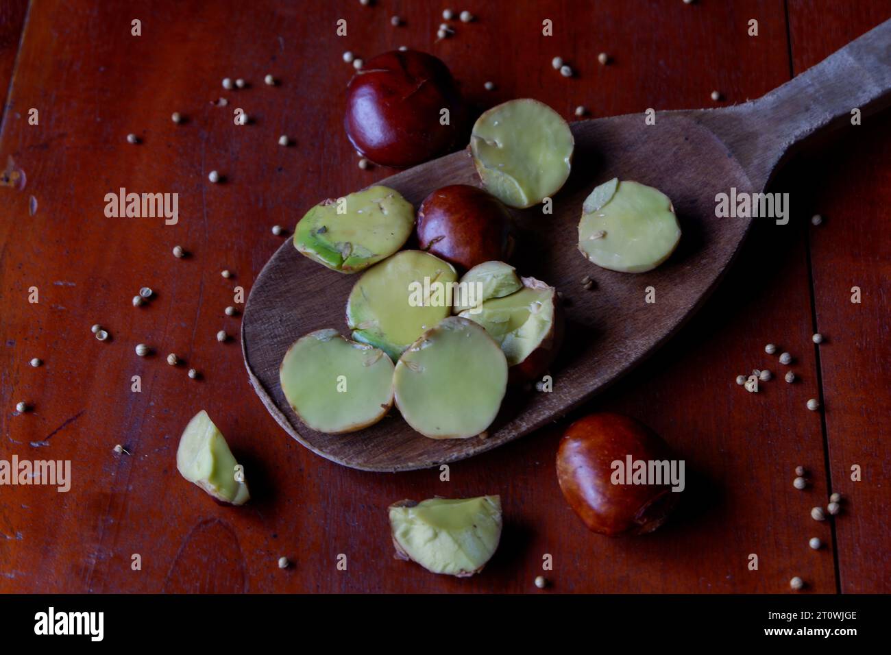 La foto del jengkol e del pepe su un tavolo di legno ha un tema tradizionale Foto Stock