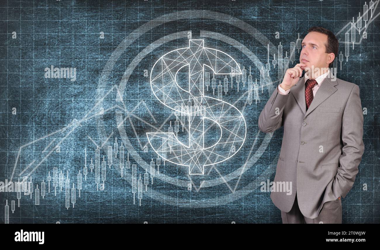 Uomo d'affari che pensa e disegna un grafico azionario con il simbolo del dollaro sulla lavagna. Concetto di istruzione e commercio. Foto Stock