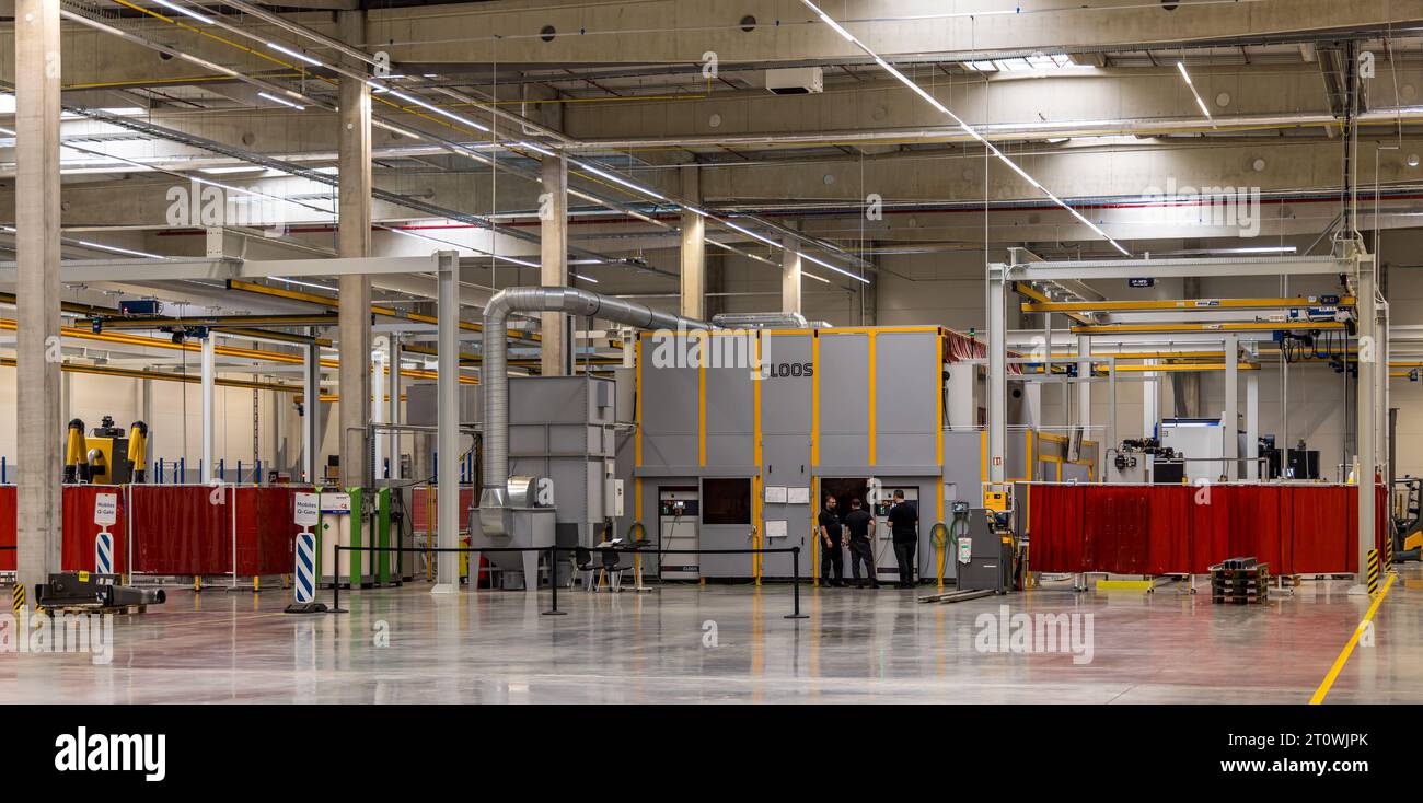 Apertura del nuovo stabilimento di produzione del concessionario di carrelli elevatori Jungheinrich a Vrskman, regione Chomutov, Repubblica Ceca, 9 ottobre 2023. L'azienda Jungheinrich, fondata nel 1953, offre attrezzature per la movimentazione dei materiali, sistemi logistici e servizi. Il gruppo con sede ad Amburgo è rappresentato attraverso i propri uffici di vendita diretta in 41 paesi. L'azienda impiega quasi 20.000 persone in tutto il mondo. (CTK Photo/Vojtech Hajek) Foto Stock