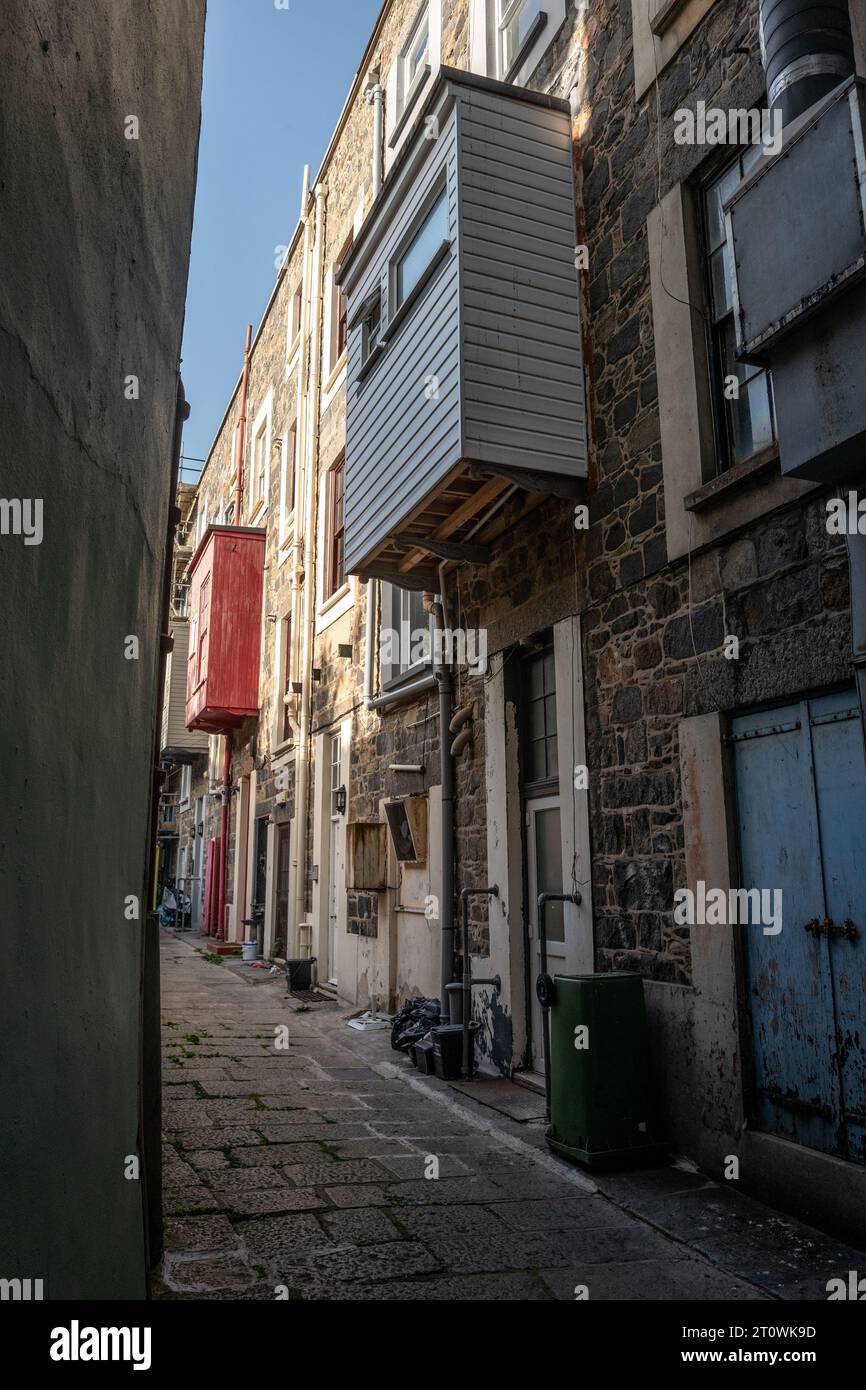 Guernsey, 7 ottobre 2023: Strada secondaria a St Peter Port Foto Stock
