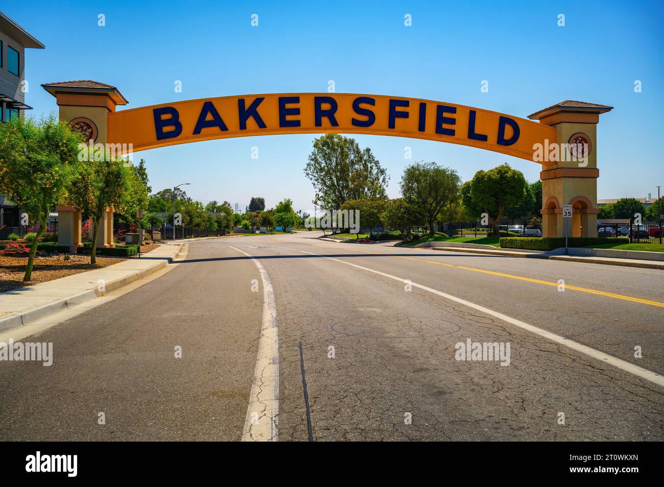 Cartello di benvenuto di Bakersfield, un cartello stradale ad arco Foto Stock