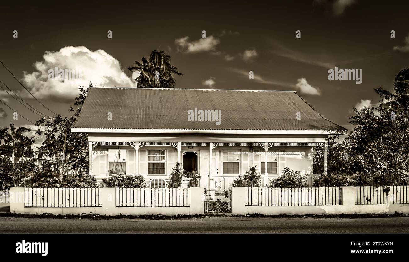 Grand Cayman, Isole Cayman, 19 novembre 2017, casa in stile caraibico con tetto in latta ondulata e veranda a George Town Foto Stock