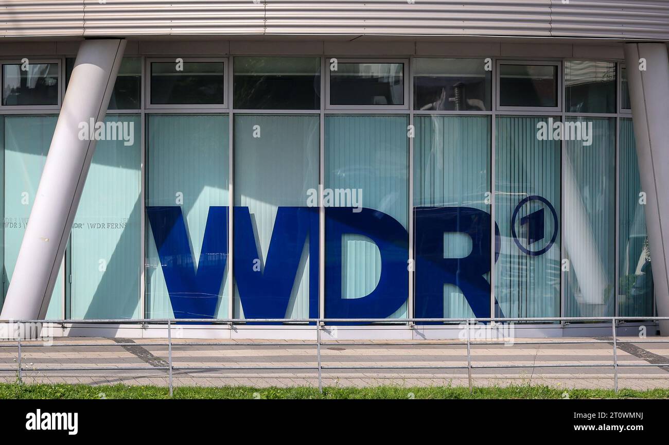 Duisburg, regione della Ruhr, Renania settentrionale-Vestfalia, Germania - Porto interno di Duisburg. Costruzione di cinque barche con lo studio regionale WDR Duisburg. Foto Stock