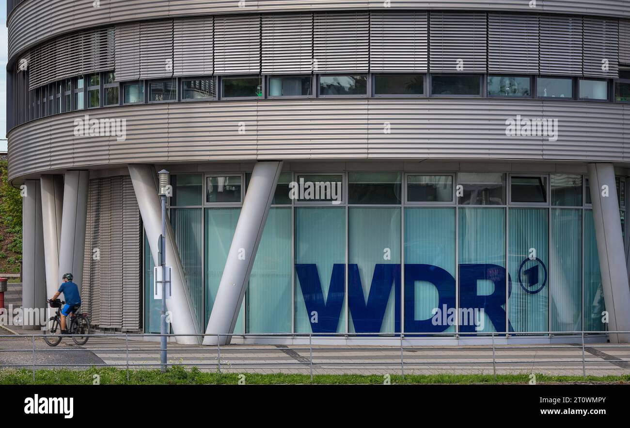 Duisburg, regione della Ruhr, Renania settentrionale-Vestfalia, Germania - Porto interno di Duisburg. Costruzione di cinque barche con lo studio regionale WDR Duisburg. Foto Stock