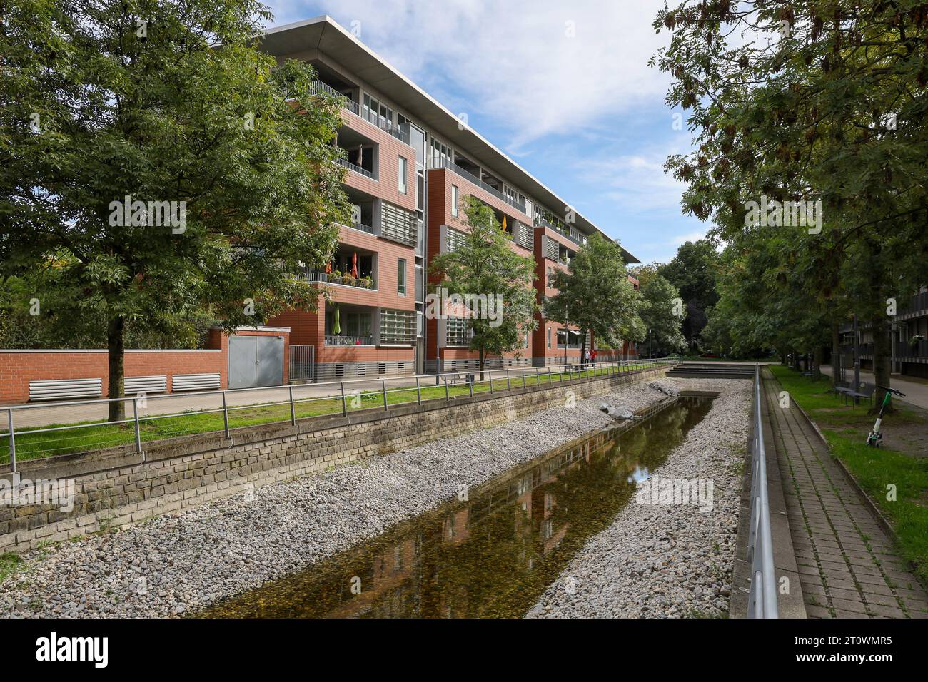 Duisburg, Ruhr area, Renania settentrionale-Vestfalia, Germania - Sponge City. Città resiliente al clima. Moderni edifici residenziali sulla Speichergracht presso il Foto Stock
