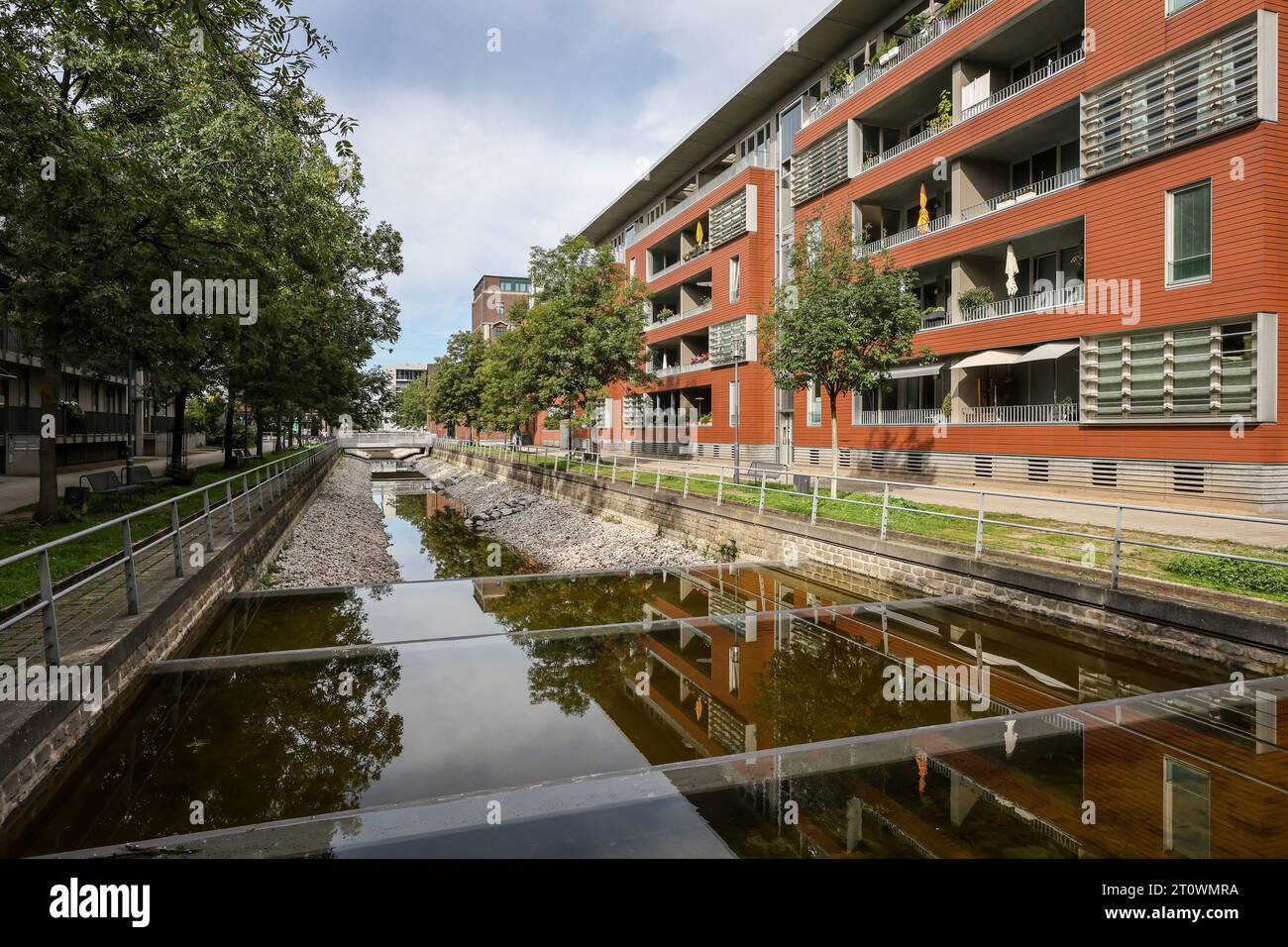 Duisburg, Ruhr area, Renania settentrionale-Vestfalia, Germania - Sponge City. Città resiliente al clima. Moderni edifici residenziali sulla Speichergracht presso il Foto Stock