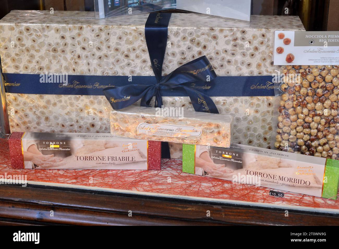 Torino, Piemonte, Italia -04-20-2019- il Torrone è un dolce tradizionale piemontese a base di miele e nocciole Foto Stock