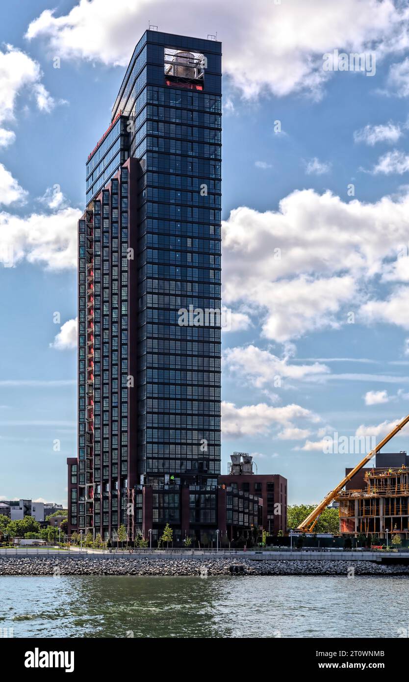 1 Blue Slip è una recente aggiunta (in costruzione qui) allo skyline di Greenpoint; la torre degli appartamenti ha una facciata a dente di sega con finestre a bovindo. Foto Stock