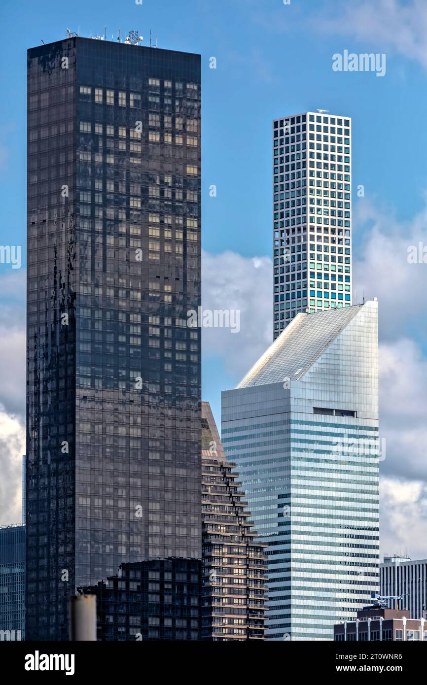 601 Lexington Avenue, ex Citicorp Center, un punto di riferimento noto per il suo tetto a forma di cuneo e per le bande di tende blu chiaro e scuro. Foto Stock