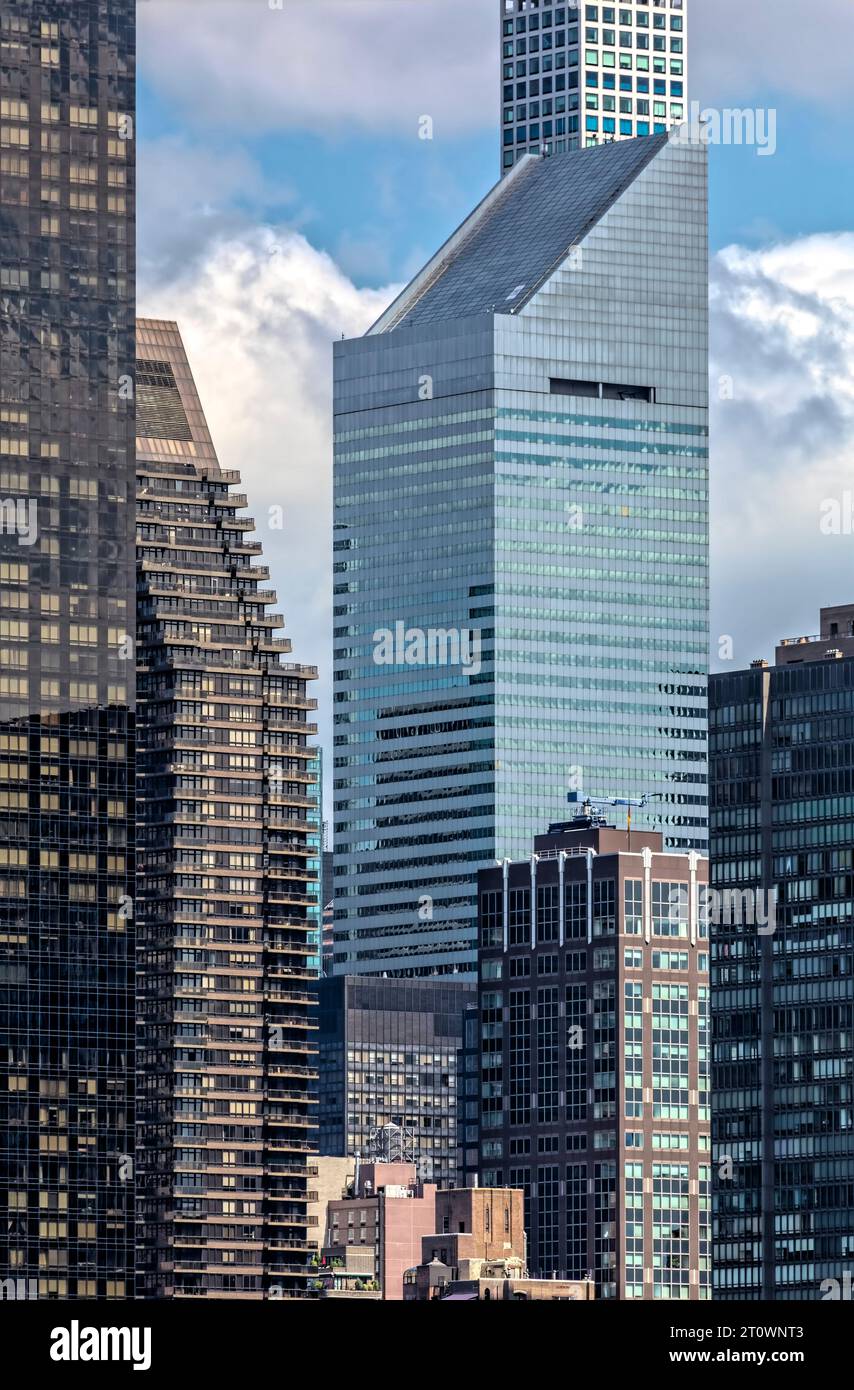 601 Lexington Avenue, ex Citicorp Center, un punto di riferimento noto per il suo tetto a forma di cuneo e per le bande di tende blu chiaro e scuro. Foto Stock