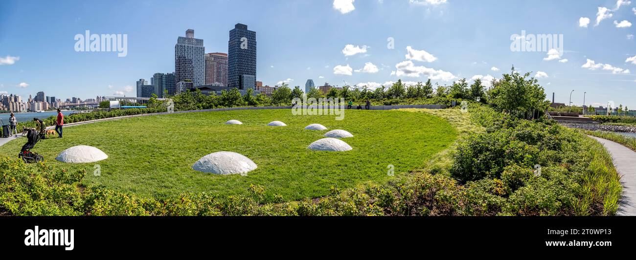 Vista panoramica a nord da Hunters Point South Park, Queens. Da L a R: East River e Manhattan, Center Boulevard, quartiere di Court Square, Newtown Creek. Foto Stock