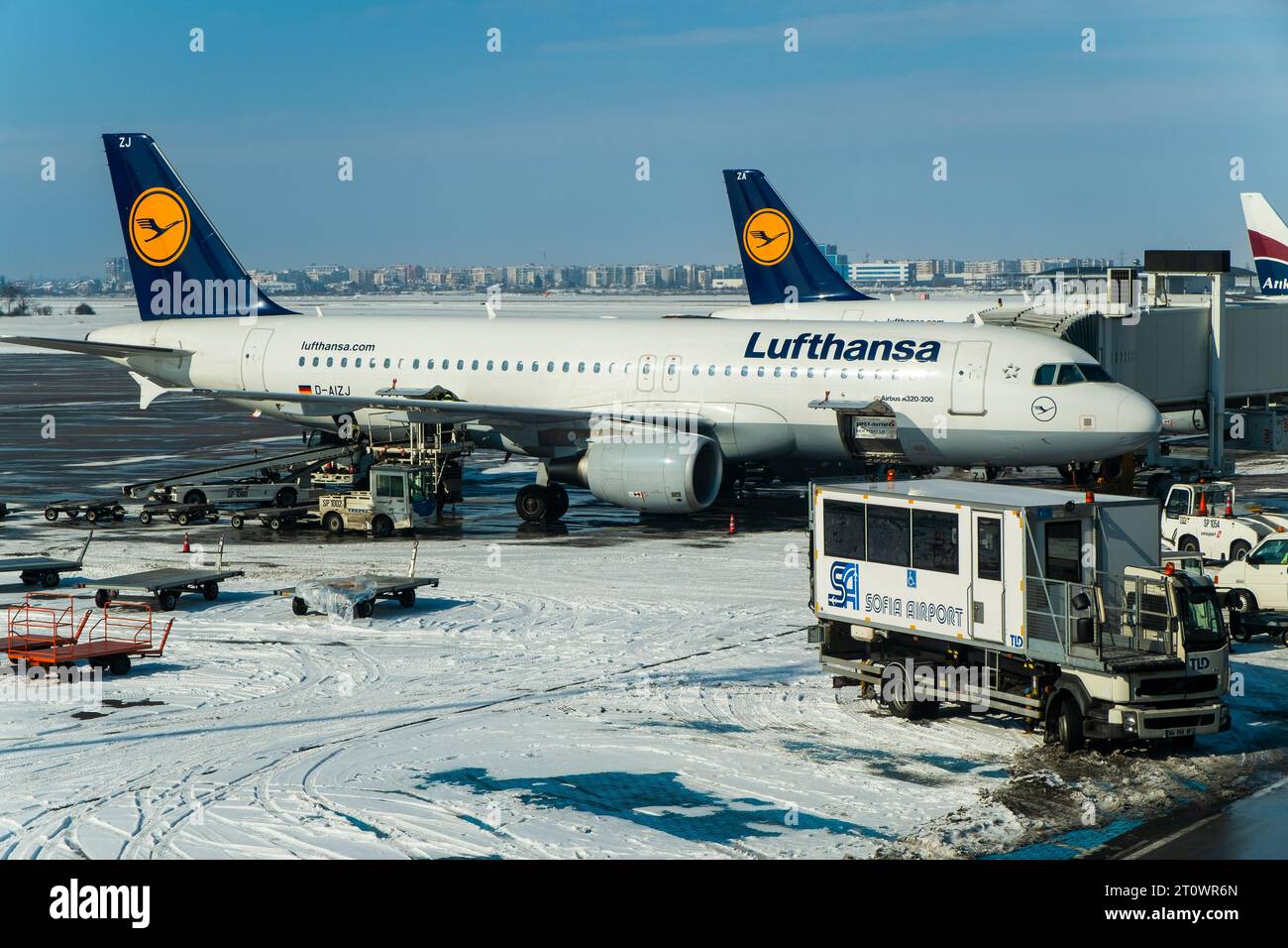 Aeroporto di Sofia, Bulgaria, gennaio 27 2014, aerei passeggeri Lufthansa allineati ai cancelli nella neve invernale dell'aeroporto di Sofia Foto Stock