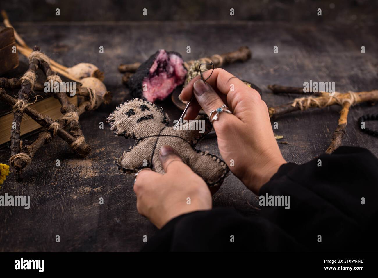 Bambola Voodoo. Rituale esoterico di magia nera Foto stock - Alamy