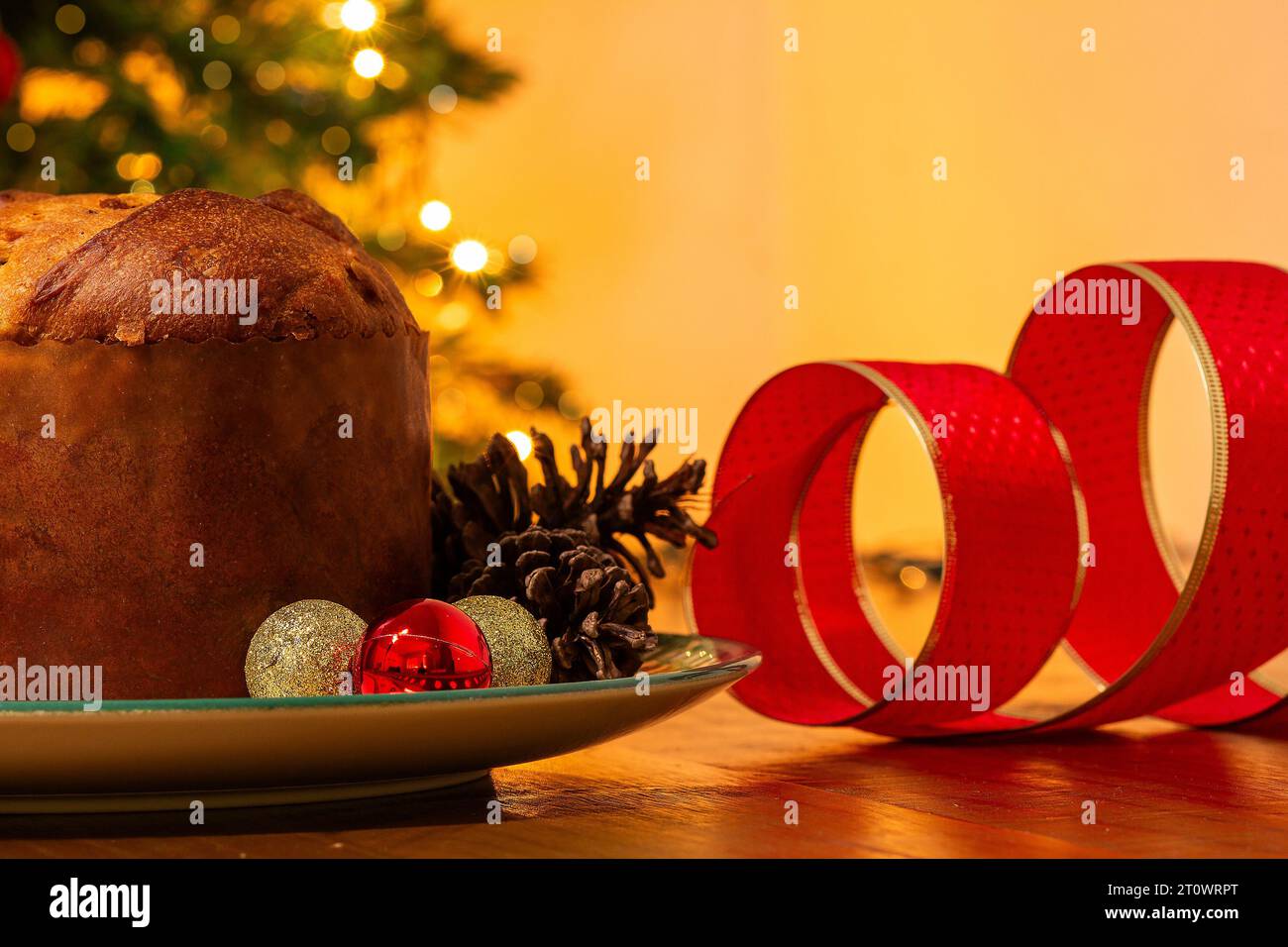 Goiânia, Goias, Brasile – 8 ottobre 2023: Un panettone sul tavolo con decorazioni natalizie. Foto Stock