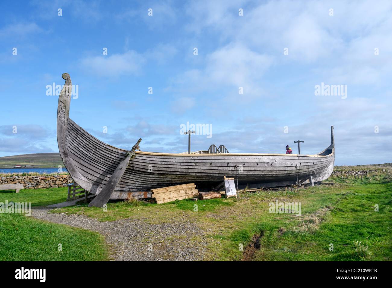 Replica Viking Longship "Skidbladner" a Haroldswick, Unst, Shetland, Scozia, Regno Unito Foto Stock