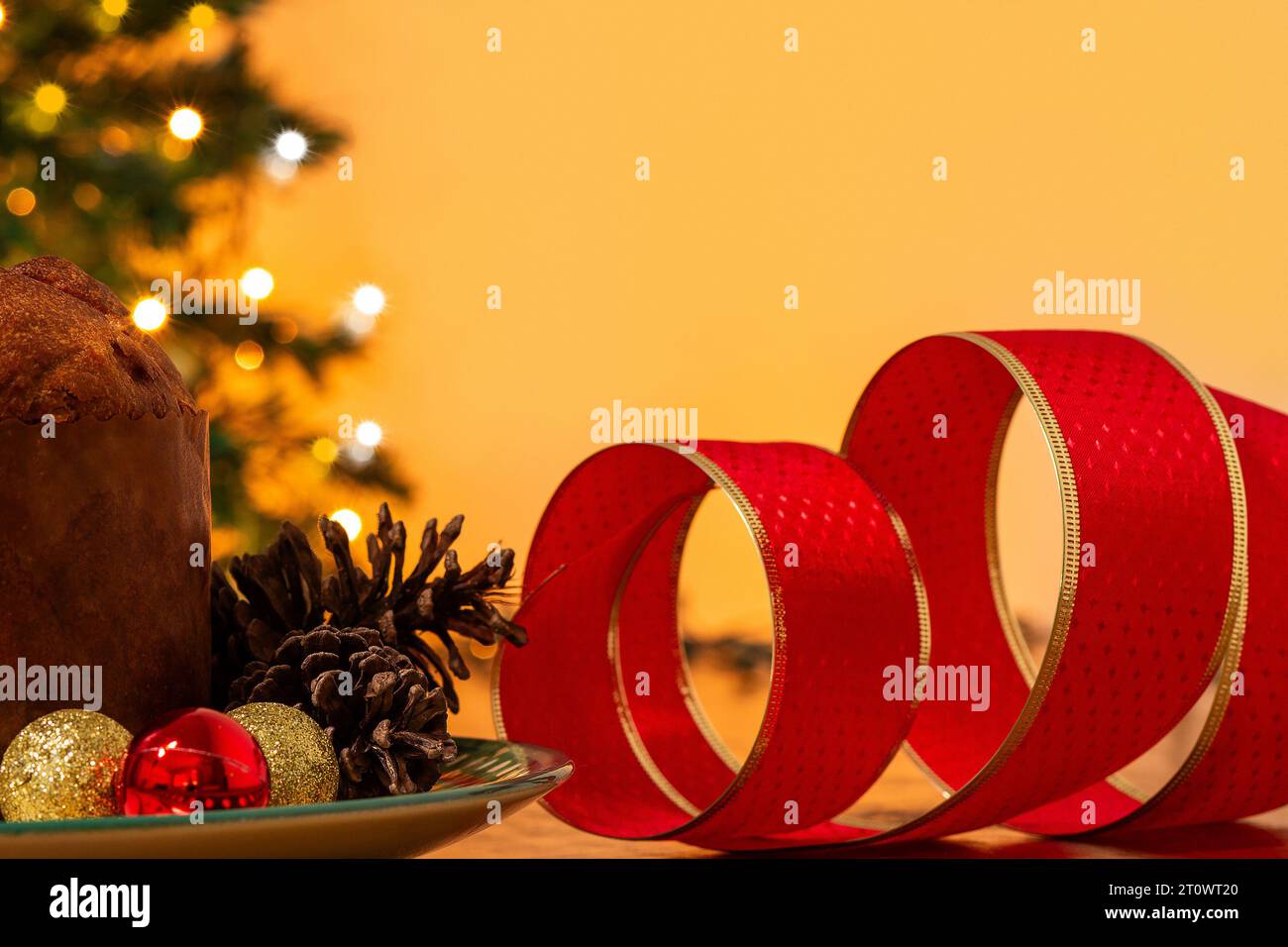 Goiânia, Goias, Brasile – 8 ottobre 2023: Un panettone sul tavolo con decorazioni natalizie. Foto Stock