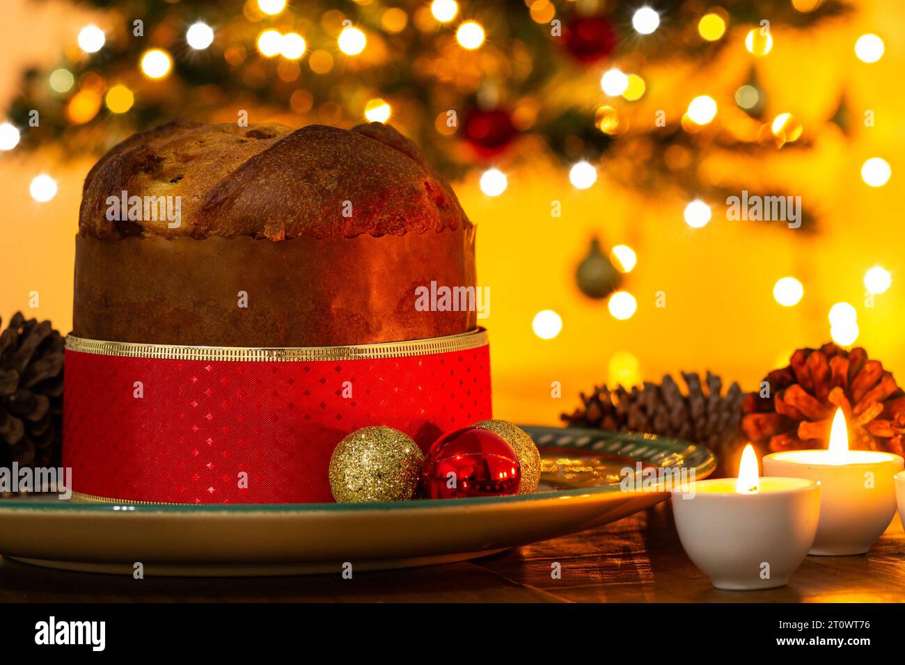 Goiânia, Goias, Brasile – 8 ottobre 2023: Panettone con decorazione, albero di Natale e luci scintillanti sullo sfondo. Foto Stock
