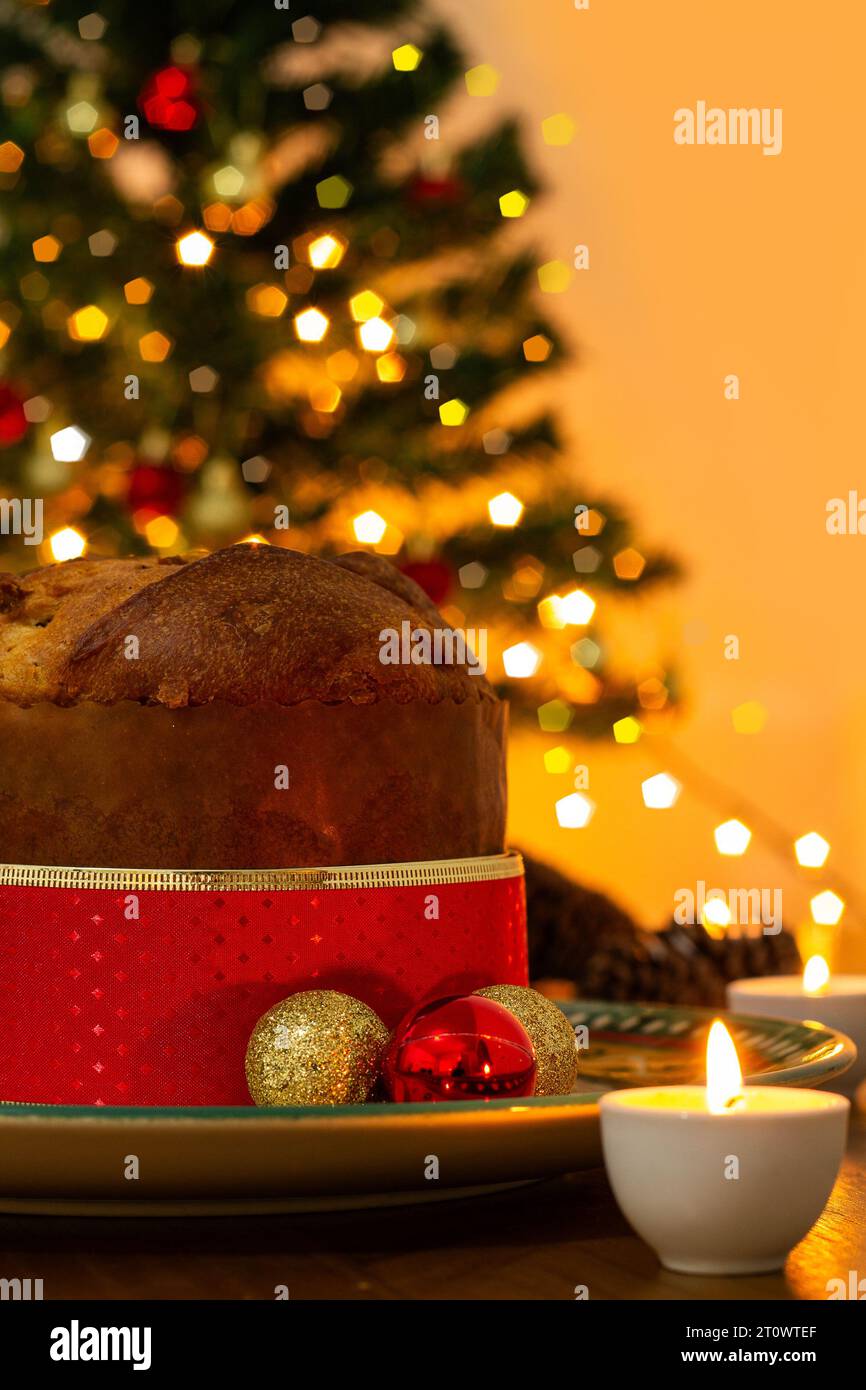 Goiânia, Goias, Brasile – 8 ottobre 2023: Panettone con decorazione, albero di Natale e luci scintillanti sullo sfondo. Foto Stock
