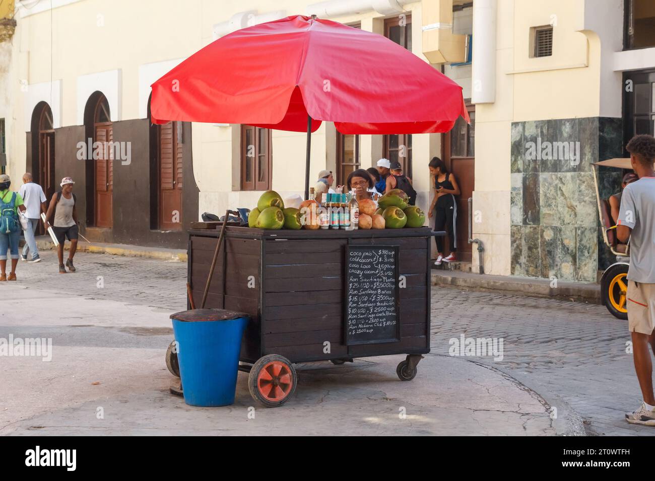 Un carretto stradale o uno stand per la vendita di frutta al cocco e altre bevande nell'Avana Vecchia. Foto Stock