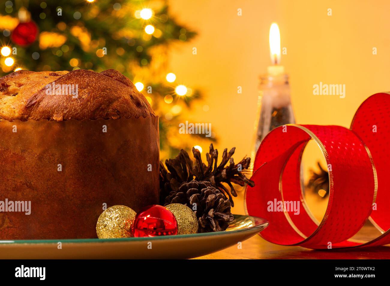 Goiânia, Goias, Brasile – 8 ottobre 2023: Un panettone sul tavolo con decorazioni natalizie. Foto Stock