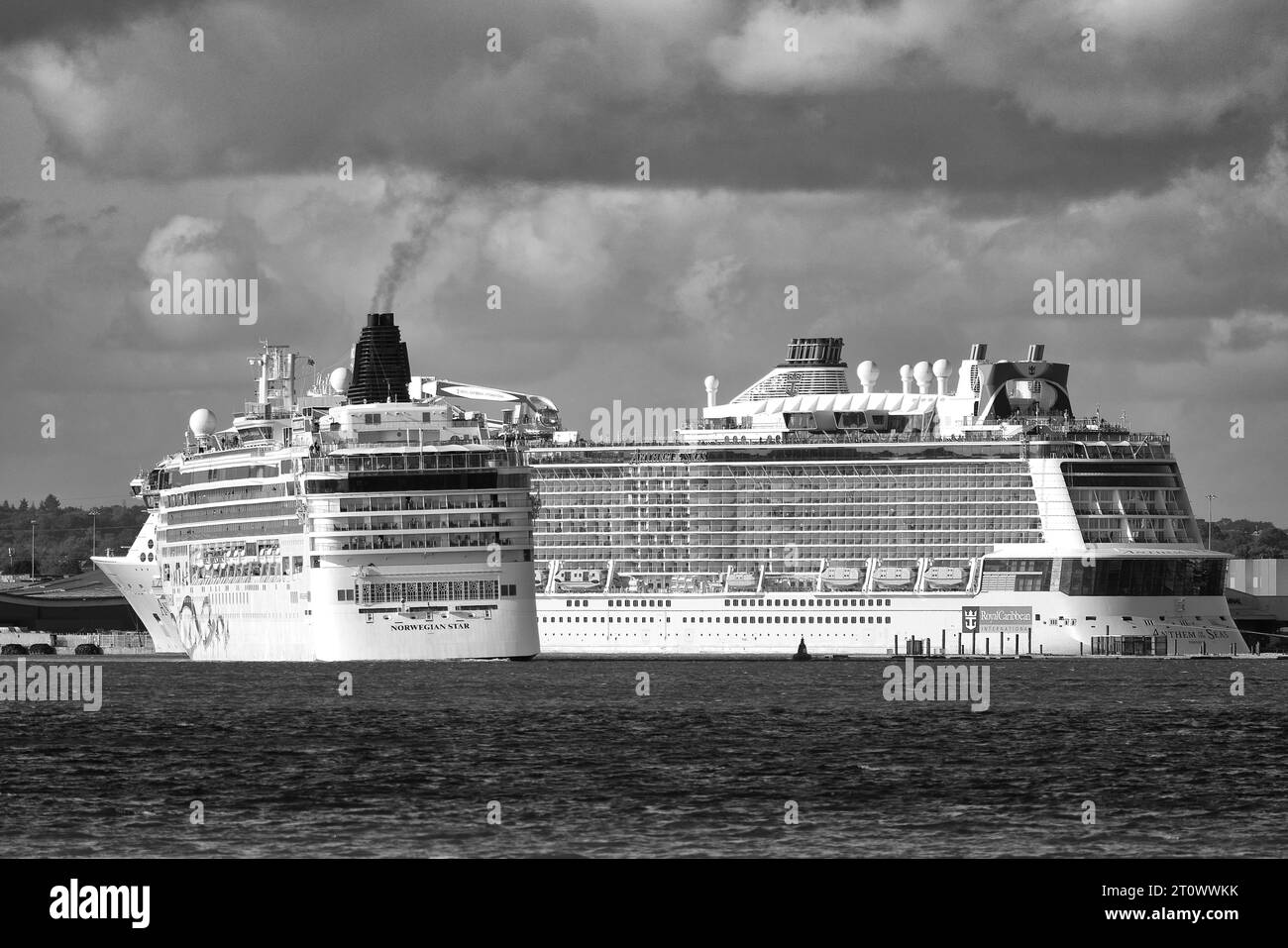 La nave da crociera Norwegian Cruise Line NORWEGIAN STAR, torna dal suo ormeggio nel canale Deep Water al porto di Southampton, Regno Unito Foto Stock