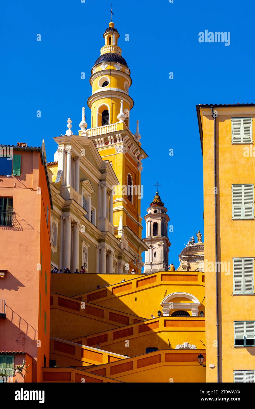 Il centro storico di Mentone è una bellissima cittadina con tortuose strade acciottolate e case pittoresche. Costa Azzurra, Francia. Foto Stock