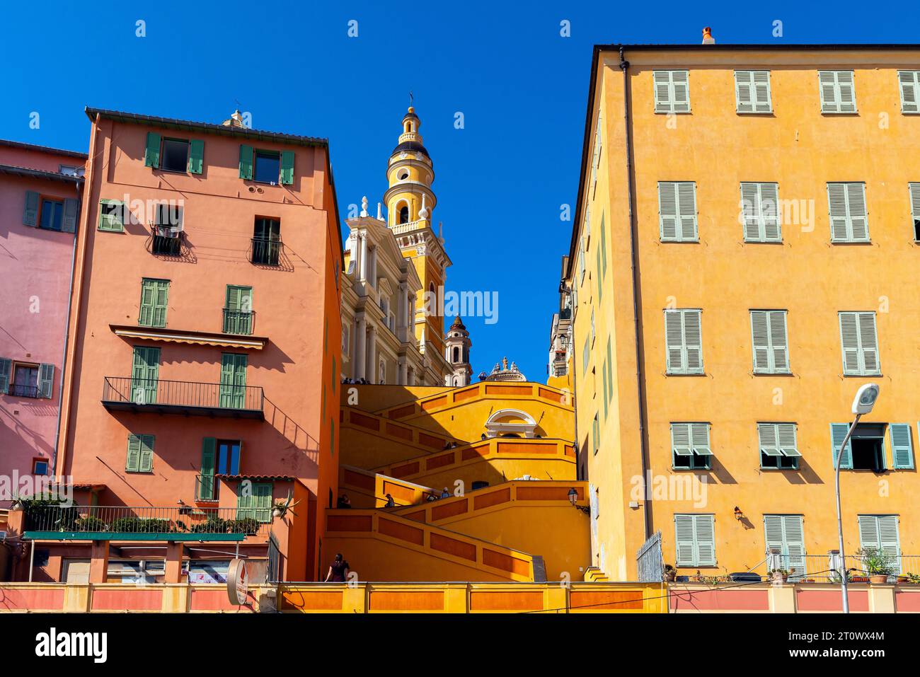 Il centro storico di Mentone è una bellissima cittadina con tortuose strade acciottolate e case pittoresche. Costa Azzurra, Francia. Foto Stock