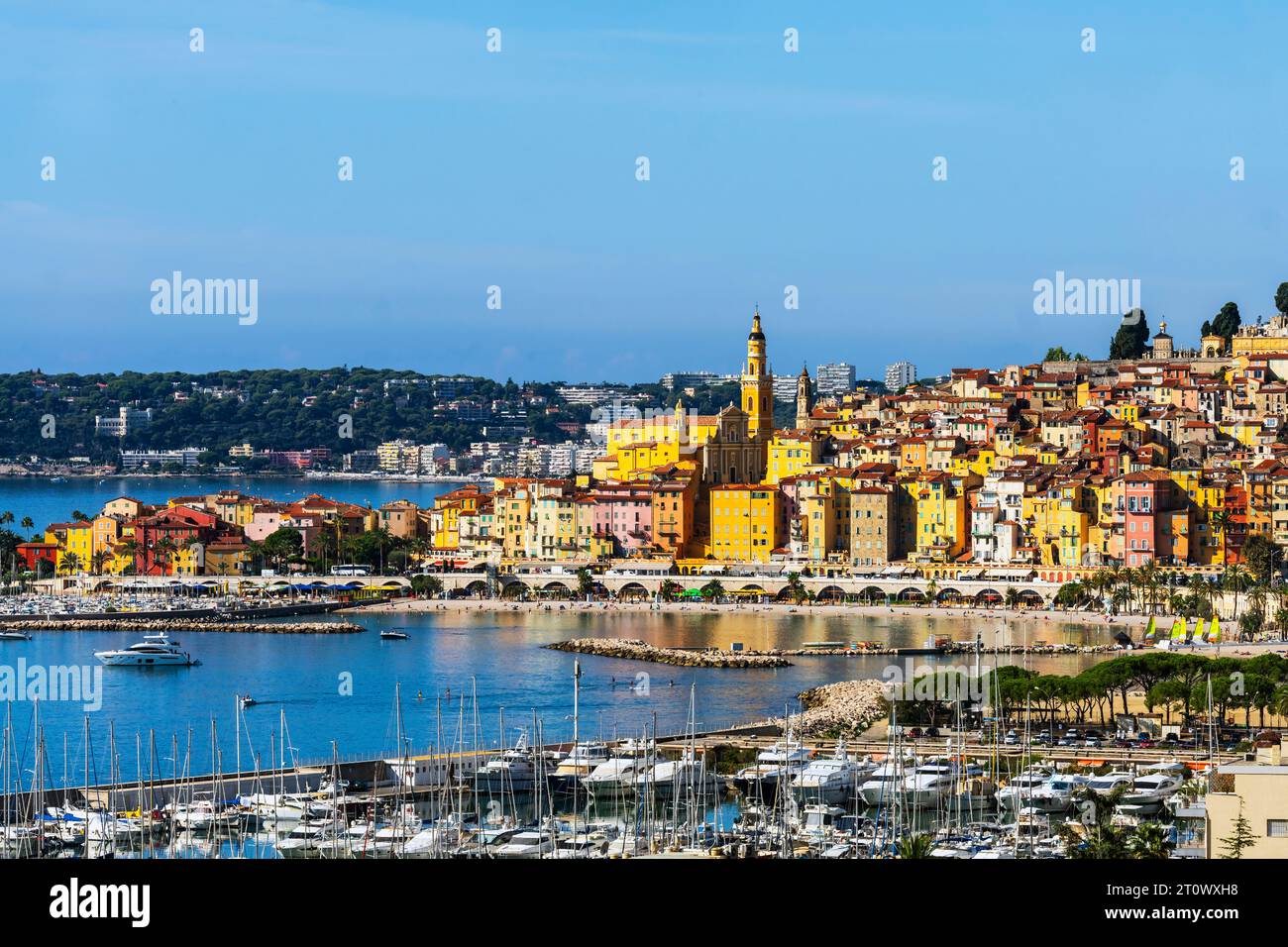 Vista sopraelevata di Mentone, la città di confine francese sulla costa mediterranea. Dipartimento francese delle Alpi marittime. Foto Stock