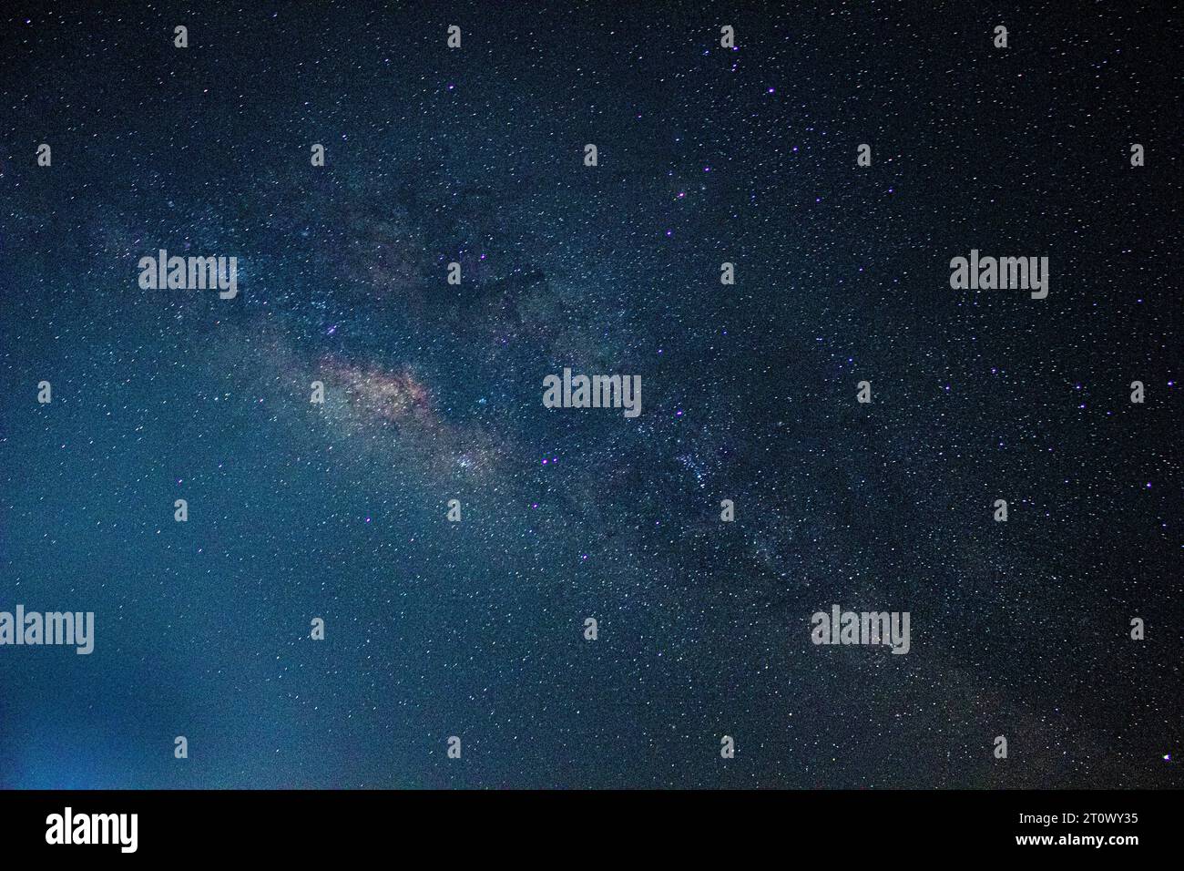 Cielo stellato blu notte con una bellissima milkyway. Immagine scattata a Gandikotta, Andhra pradesh India. Esposizione lunga e rumore dovuto a esposizione lunga e iso elevata Foto Stock