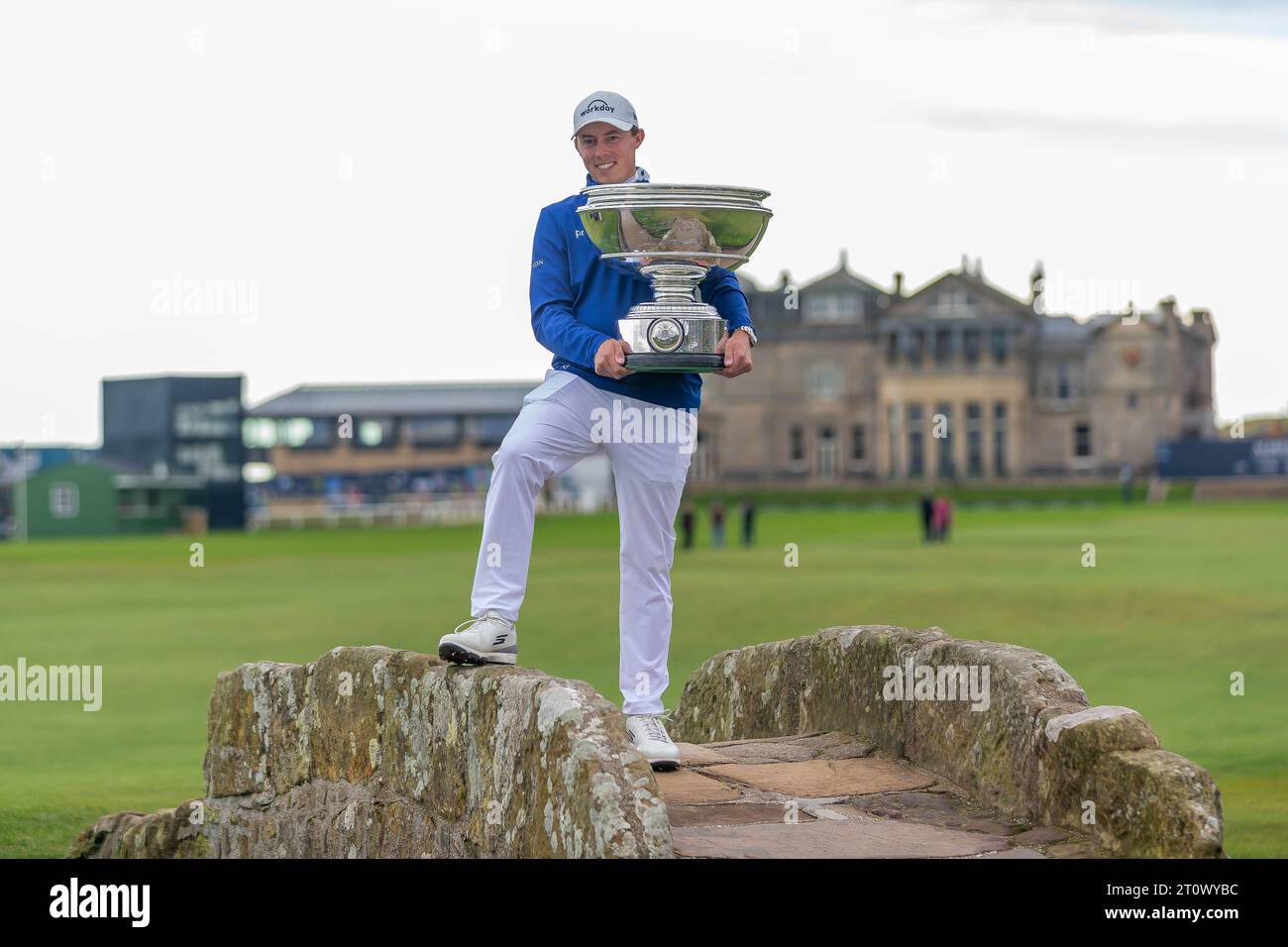 St Andrews, Scozia. 9 ottobre 2023. Matt Fitzpatrick il campione Alfred Dunhill Links del 2023 con il trofeo, sul Brdige Swilken dell'Old Course. Crediti: Tim Gray/Alamy Live News Foto Stock